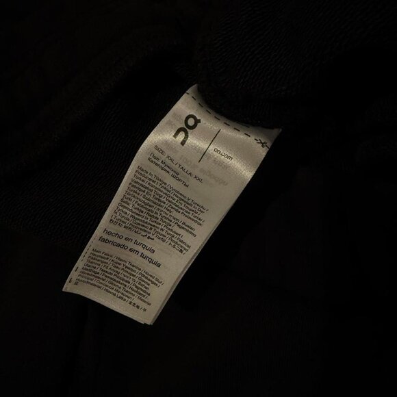 Black On Cloud running shorts - Picture 3 of 6